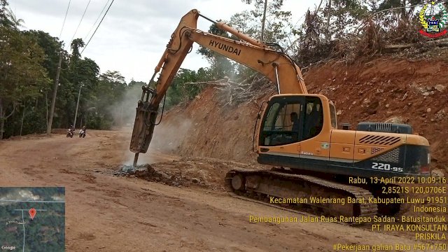 Proses pengerjaan Ruas Jalan yang menghubungkan Batusitanduk Kabupaten Luwu dengan Rantepao Toraja Utara. (Dok. Pemprov Sulsel)