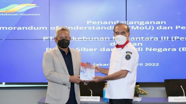 Kepala Badan Siber dan Sandi Negara (BSSN) Letjen TNI (Purn) Hinsa Siburian bersama Direktur Utama PTPN III Mohammad Abdul Gani serah terima nota kesepahaman, Kamis (14/04/2022). (Ist)