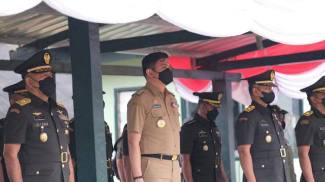 Bupati Gowa, Adnan Purichta Ichsan saat menghadiri Upacara Penutupan Pendidikan Pertama Tamtama TNI AD Gelombang-II yang berlangsung di Lapangan Prayudha Secata Rindam XIV Hasanuddin, Malino, Kecamatan Tinggimoncong, Jumat (15/04/2022). (Ist)
