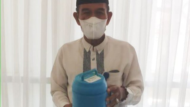 Panitia Ramadan di Masjid Agung Syekh Yusuf saat memperlihatkan tabungan warga Gowa untuk kegiatan keagamaan sepanjang Ramadan. (Chairani/Republiknews)