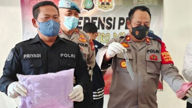Kapolsek Beji, Kompol Cahyo dan jajarannya menunjukan barang bukti dan senjata tajam yang digunakan pelaku, Kamis (14/04/2022). (Istimewa)