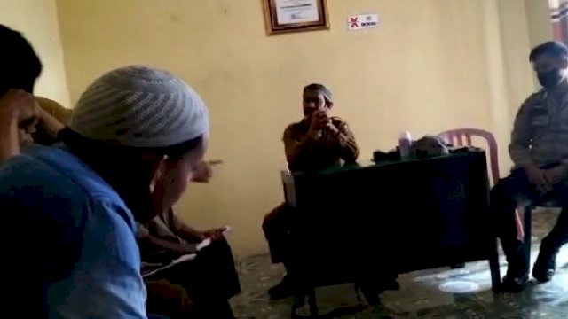Sejumlah perangkat desa nonaktif saat meminta klarifikasi pemberhentian di Pemdes Bontomanai. (Ist)