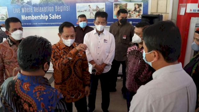 Menteri Dalam Negeri Tito Karnavian (tengah), saat meninjau Pelabuhan Nongsapura Ferry Terminal, Kota Batam, Jumat (15/04/2022). (Foto: Yendri Afrinaldo/Republiknews.co.id)