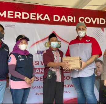 Vaksinasi di Jakarta Barat Meriah, Ivan Gunawan Berikan Edukasi Vaksin Covid-19
