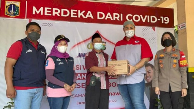 Artis sekaligus Desainer Ivan Gunawan, hadir di vaksinasi covid-19 Polsek Tambors Jakarta Barat sekaligus memberikan bantuan sembako bagi peserta Vaksin, Jumat (15/04/2022). (Istimewa)