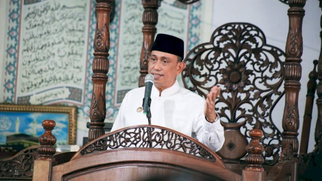 Bupati Wajo Amran Mahmud, memberikan sambutan usai Salat Jumat di Masjid Nurul Bayan, Desa Manyili, Kecamatan Takkalalla, Jumat (15/04/2022). Kegiatan tersebut juga dirangkaikan dengan dialog bersama masyarakat.