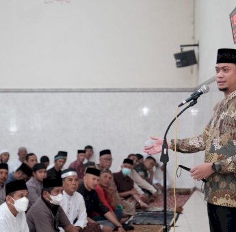 Shalat Berjamaah di Tinggimoncong, Upaya Bupati Adnan Pererat Silaturahmi Dengan Warga