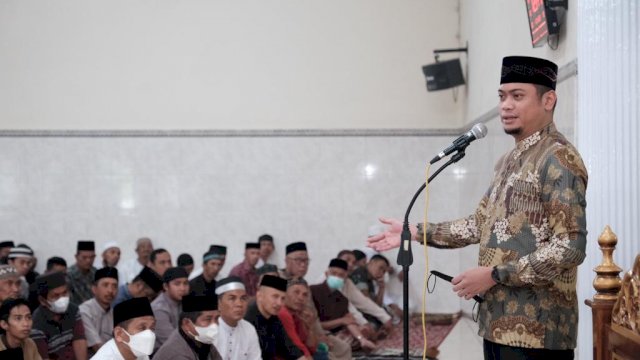 Bupati Gowa Adnan Purichta Ichsan, memberikan sambutan saat melaksanakan shalat Jumat berjamaah di Masjid Besar Baitussalam, Kota Malino, Kecamatan Tinggimoncong, Jumat (15/04/2022). (Istimewa)