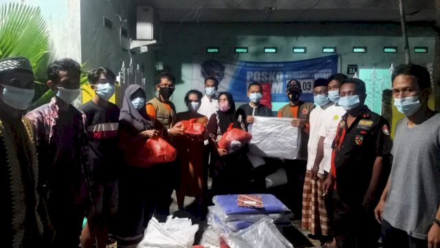 Petugas BPBD Sulsel menyalurkan bantuan Logistik untuk korban kebakaran di Jalan Oandang 5, Kwlurqhqn Pandang, Panakkukang Kota Makassar, Jum'at (15/04/2022). (Istimewa)