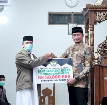 Tarawih Keliling di Dataran Tinggi, Bupati dan Wabup Gowa Serahkan Bantuan Pembangunan Masjid