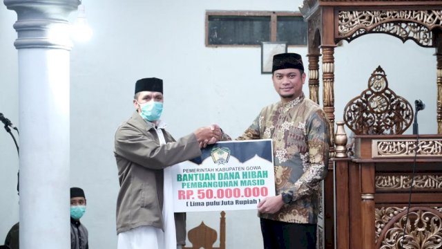 Bupati Gowa Adnan Purichta Ichsan saat, memberikan bantuan pembangunan di Masjid Nurul Jihad, Desa Kanreapia, Kecamatan Tombolopao, Jumat (16/04/2022). (Istimewa)