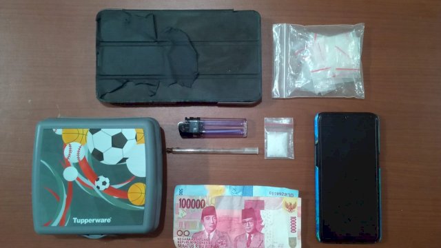 Barang Bukti Sabu dan perlengkapan nyabu milik LS yang diamankan Polisi, Sabtu (16/04/2022). (Istimewa)
