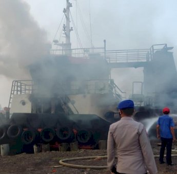 Kebakaran Kapal Bojonegara, Ditpolairud Polda Banten Berhasil Padamkan Api