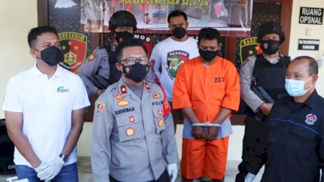 Kapolsek Denpasar Selatan Kompol I Gede Sudyatmaja, S.H.,M.H. saat Press Confrence menghadirkan pelaku begal payudara, Sabtu (16/04/2022). (Istimewa)