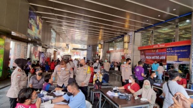 Dir Binmas Polda Metro Jaya Kombes Pol Badya Wijaya saat meninjau vaksinasi di Pasar Blok A Tanah Abang, Sabtu (16/04/2022). (Istimewa)