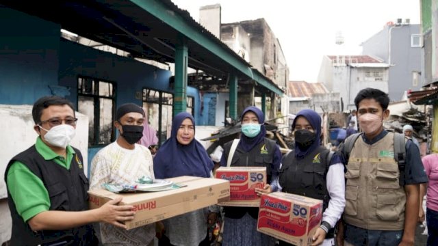 Andalan Sulsel Peduli saat menyalurkan bantuan untuk masyarakat di Kelurahan Pandang, Kota Makassar, Sabtu (16/04/2022). (Istimewa)