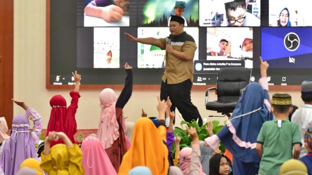 Ustadz Erlan Iskandar, saat membawakan Kajian Anak Islami, di Baruga Karaeng Pattingalloang Kompleks Rumah Jabatan Gubernur Sulsel, Sabtu (16/04/2022). (Istimewa)