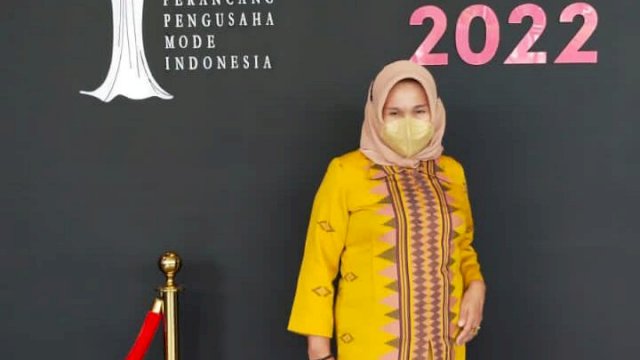 Ketua Dekranasda Kabupaten Muna Barat (Mubar) Rosma Achmad Lamani, saat menghadiri pameran Indonesia Fashion Week (IFW)&nbsp; di Jakarta Convention Centre yang akan digelar hari ini, Minggu (17/04/2022). (Istimewa)