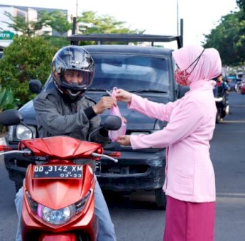 Bhayangkari Polres Bulukumba Berbagi Takjil dengan Pengguna Jalan