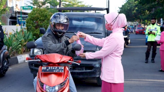 Bhayangkari Polres Bulukumba berbagi takjil ke pengendara, Kamis (14/04/2022). (Ist)