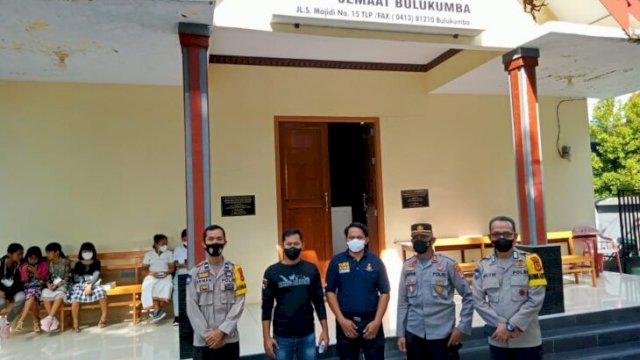Jajaran Polres Bulukumba melakukan pengamanan hari Paskah di Gereja Bulukumba, Jumat (15/04/2022). (Ist)