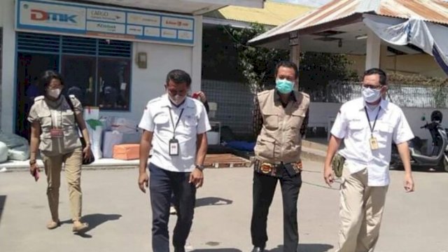 Kepala Ombudsman RI Perwakilan Nusa Tenggara Timur (NTT) Darius Beda Daton&nbsp;bersama tim saat mengunjungi kantor layanan cargo di Bandara El Tari Kupang. (Ist)