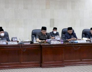 Bupati Hadiri Paripurna Pandangan Umum Fraksi-fraksi DPRD Luwu Timur