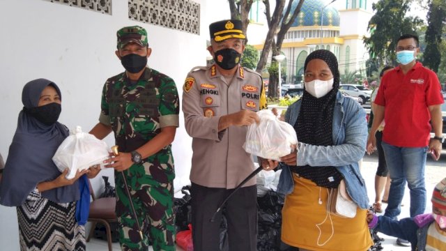 Kapolres Metro Bekasi Kota Kombes Pol Hengki Serahkan Sembako pada Peserta Vaksin. (Istimewa)