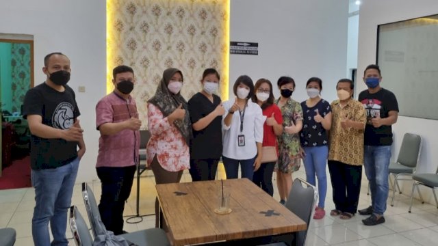 Satnarkoba Polres Metro Jakbar saat melakukan vaksinasi di Gereja. (Istimewa)