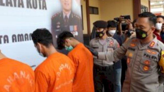 Kapolres Tasikmalaya Kota AKBP Aszhari Kurniawan, saat Press Confrence menghadirkan tersangka persetubuhan anak dibawah umur, Senin (18/04/2022). (Istimewa)