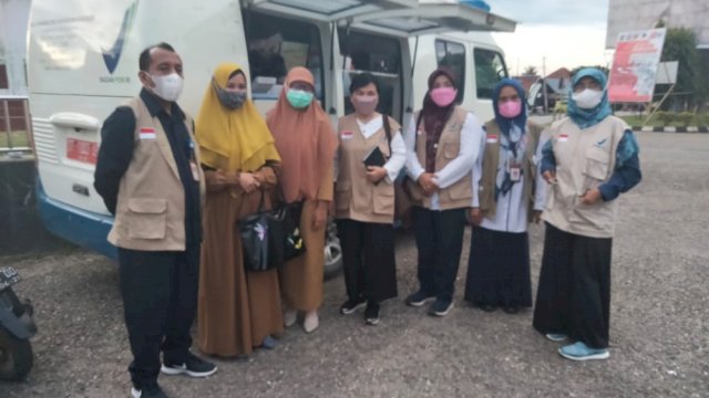 BPOM Kendari bersama Dinas Kesehatan dan Dinas Disperindag Kabupaten Muna usai melakukan intensifikasi pengawasan pangan di Seputar Tugu Kota Raha, Senin (18/04/2022). (Foto: Rustam/Republiknews.co.id)