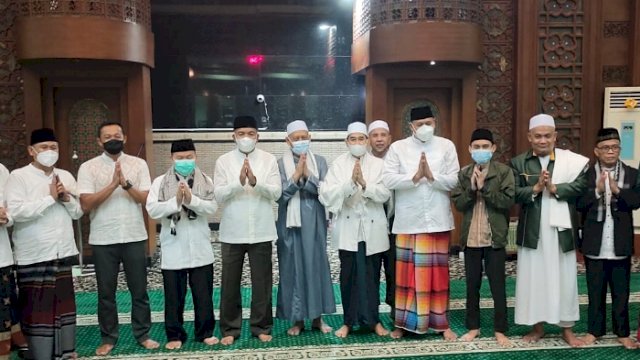 Pelaksana Tugas (Plt) Wali Kota Bekasi Tri Adhianto bersama Kapolres Metro Bekasi Kota Kombes Pol Hengki, dan Dandim 0507/Bekasi Letkol Kav Luluk Setyanto, Ketua MUI, Ketua DKM Al Barkah, Sekretaris Daerah Reny Hendrawati, para Tokoh Agama Islam hadiri acara Nuzul Qur'an di Masjid Agung Al-Barkah, Senin (18/04/2022). (Istimewa)