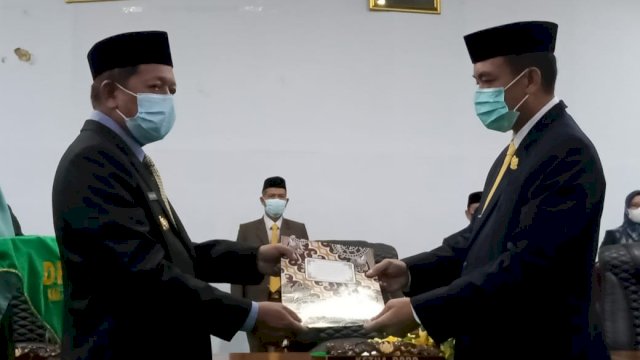 Bupati Soppeng Andi Kaswadi Razak, menerima rekomendasi Laporan Keterangan Pertanggungjawaban Kepala Daerah (LKPJ) tahun 2021 dari Ketua DPRD Syahruddin M Adam, Senin (18/04/2022). (Istimewa)