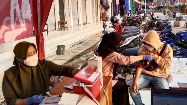 Warga melakukan vaksinasi di Gerai Polsek Bekasi Utara di Pasar Seroja, Senin (18/04/2022). (Istimewa)