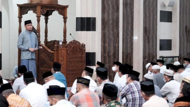 Bupati Gowa Adnan Purichta Ichsan saat melaksanakan shalat tarawih di Masjid Besar Limbung, Kecamatan Bajeng, Senin (18/04/2022). (Ist)