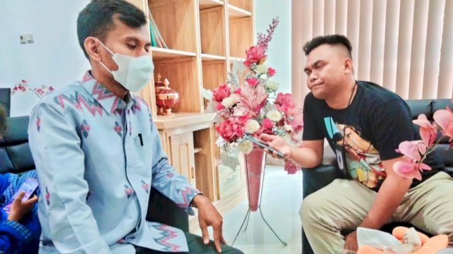 Kepala Badan Pusat Statistik (BPS) Kabupaten Muna, Leman Jaya, saat diwawancarai awak media di Ruangan Kerjanya, Selasa (19/04/2022). (Foto: Rustam/Republiknews.co.id)