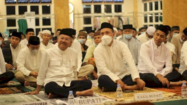 Bupati Jeneponto Iksan Iskandar saat peringatan malam Nuzulul Qur'an di masjid Agung Jeneponto, Senin (18/04/2022). (Ist)