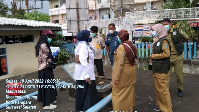 Tim terpadu terdiri dari Pemerintah Kota Parepare, Balai Teknik Kesehatan Lingkungan (BTKL) dan Pengendalian Penyakit Kelas 1 Makassar (Sulsel), Kantor Kesehatan Pelabuhan, KSOP Parepare, dan Pelindo saat melakukan pemeriksaan kualitas kesehatan lingkungan di Pelabuhan Nusantara, Selasa (19/04/2022). (Istimewa)