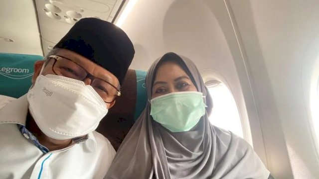 Wali Kota Parepare Taufan Pawe, bersama Istri Erna Rasyid Taufan, berswafoto di dalam Pesawat sesaat sebelum lepas landas dari Bandara Tanah Suci Mekkah menuju Tanah Air, Selasa (19/04/2022). (Istimewa)