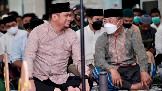Bupati Gowa, Adnan Purichta Ichsan didampingi Wakil Bupati Gowa, Abd Rauf Malaganni saat menghadiri peringatan malam Nuzulul Qur'an di Masjid Agung Syekh Yusuf, Selasa (19/4/2022) malam. (Foto: Istimewa)