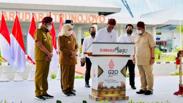 Presiden Jokowi menandatangani Prasasti Peresmian Bandara Trunojoyo, Kabupaten Sumenep, Jawa Timur, Rabu (20/04/2022). (Istimewa)