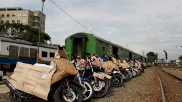 Sejumlah Motor dalam persiapan pengangkutan kereta untuk mudik. (Ist)