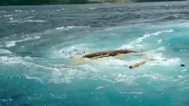 Perahu Nelayan Fransisco (38) terseret arus Laut di Pusaran Ombay, Kabupaten Alor, Nusa Tenggara Timur, Senin (18/04/2022). (Istimewa)