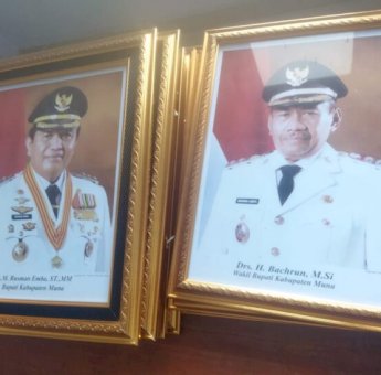 Lariskan Dagangan, Seorang Pria di Muna Jual Poster Bupati dan Wakil Bupati Atas Nama Humas Pemkab