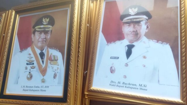 Poster (foto) Bupati Muna La Ode Muhammad Rusman Emba dan Wakil Bupati Muna Drs.H.Bachrun yang dijual seorang Pria mengatasnamakan Humus Pemkab Muna. (Foto Rustam/Republiknews.co.id)