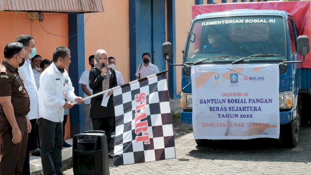 Sekda Soppeng Andi Tenri Sessu, melepas mobil pendistribusian Bansos Pangan Beras Sejahtera, Rabu (20/04/2022). (Istimewa)