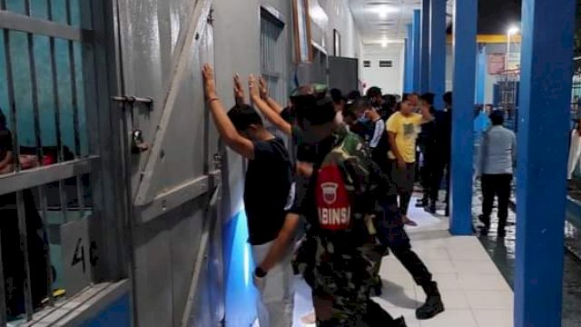 Aparat Gabungan dari TNI dan Polri bersama Petugas Rutan saat menggeleda Warga Binaan Rutan Klas II Masamba Kabupaten Luwu Utara, Rabu (20/04/2022). (Istimewa)