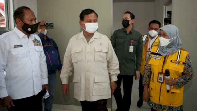 Menteri Pertahanan RI Prabowo Subianto saat meninjau Rumah Khusus (Rusus) keluarga prajurit KRI Nanggala 402 yang gugur saat latihan di  Laut Bali pada 21 April 2021 lalu, Rabu (20/04/2022). (Istimewa)
