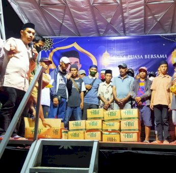 Bagikan Minyak Goreng dan Kerudung, Rumah Wakil Bupati Takalar Diserbu Ribuan Warga