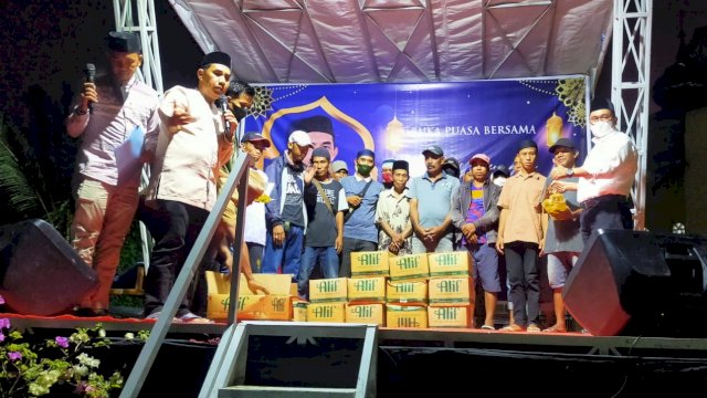 Wakil Bupati Takalar Achmad Daeng Sere, membagikan ribuan liter minyak goreng dan kerudung kepada warga saat buka puasa bersama, Senin (18/04/2022). (Istimewa)